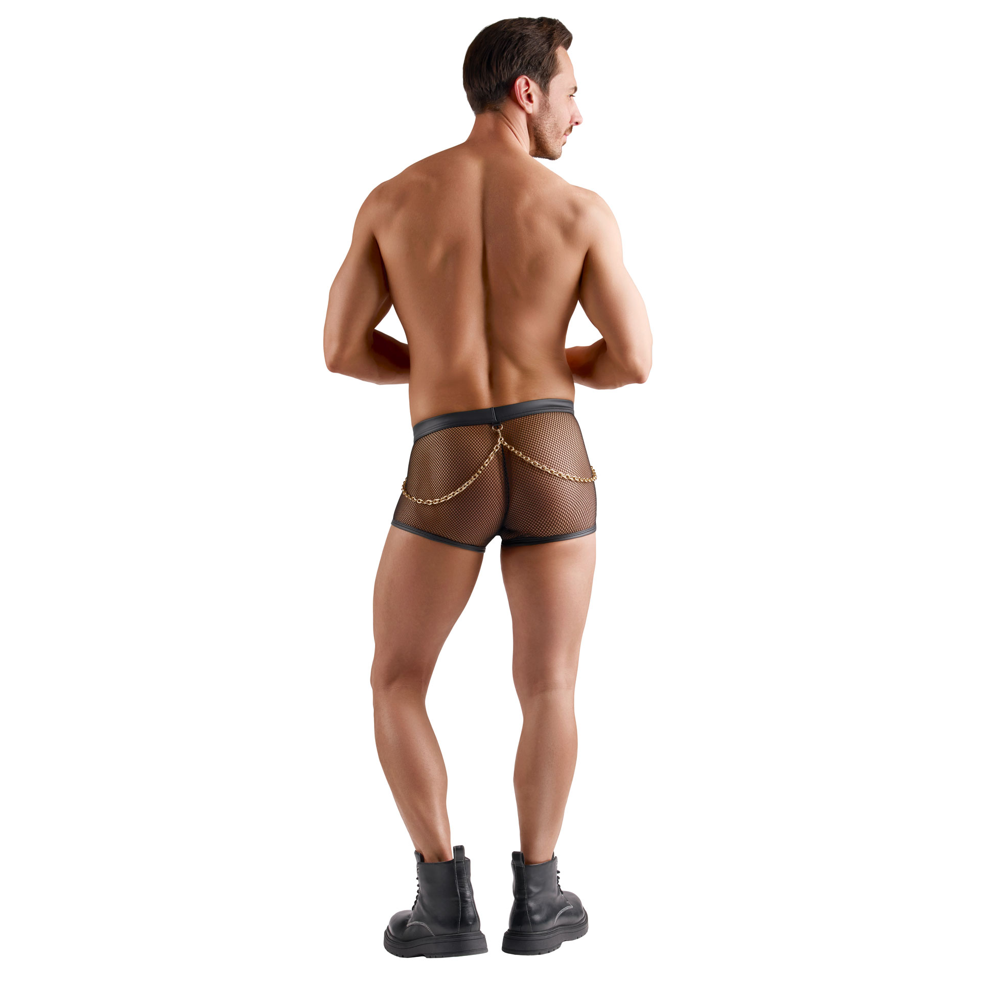 Ein Mann von hinten in schwarzen Shorts und schwarzen Stiefeln