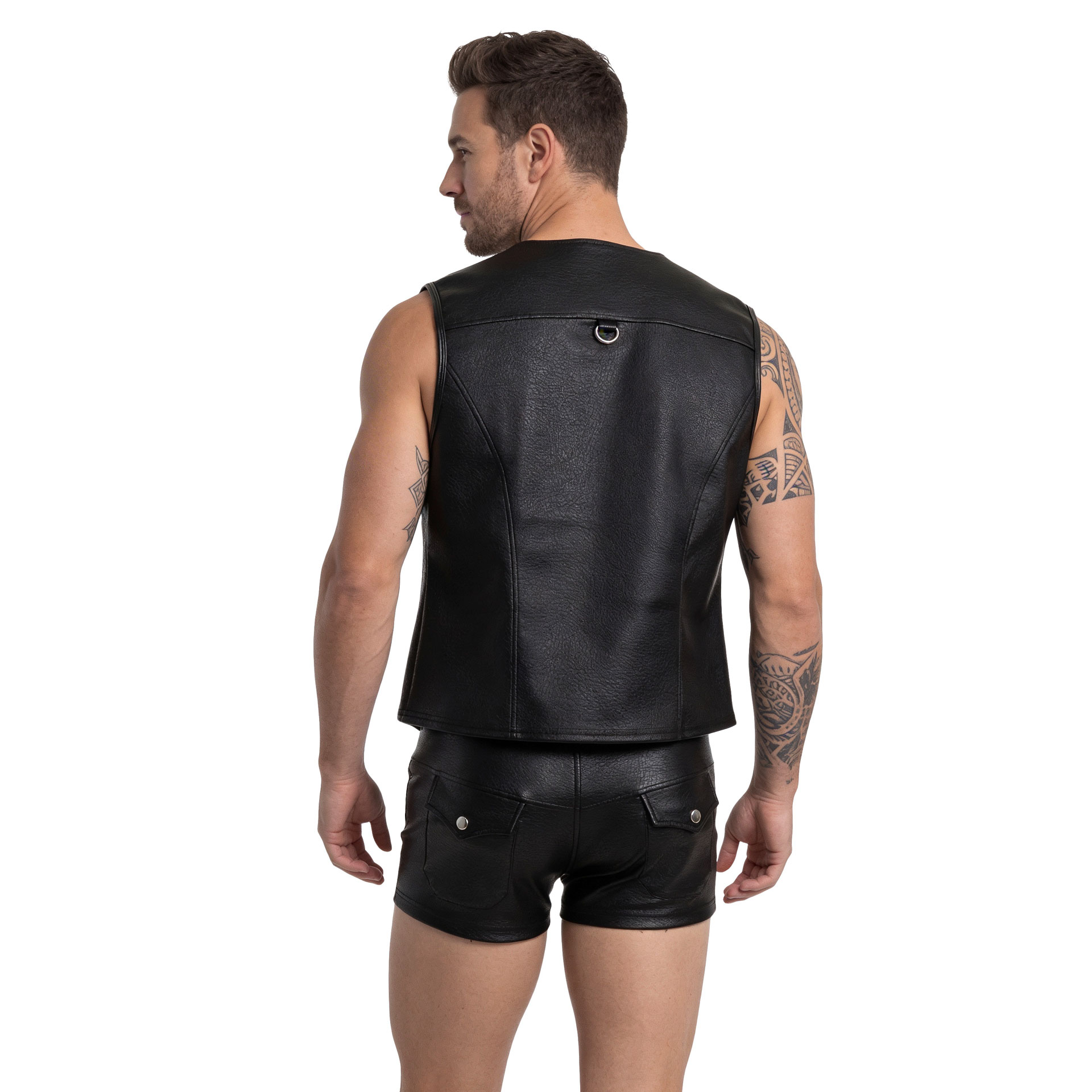 Ein von hinten gezeigter Mann trägt eine schwarze Weste und passenden Pants