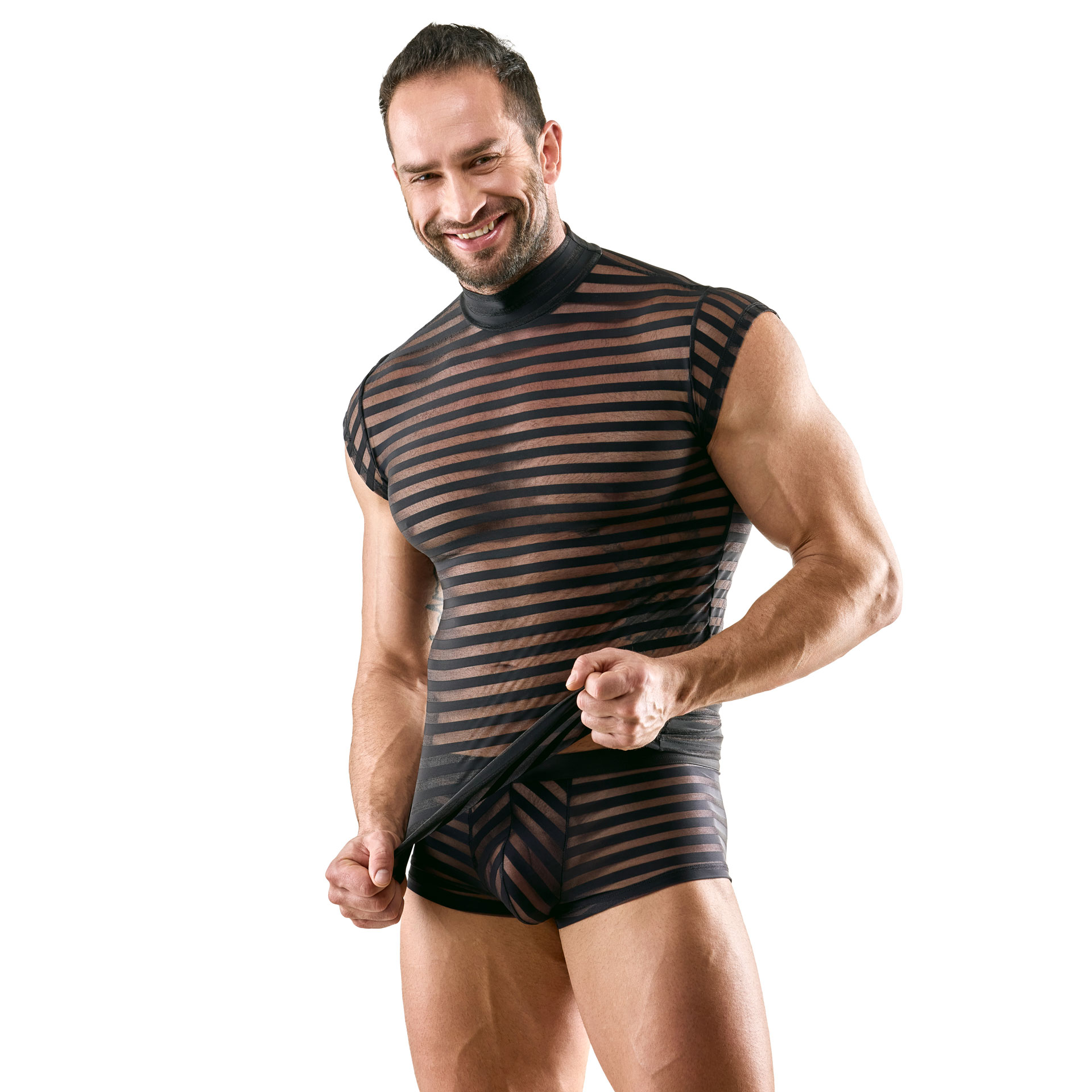 Ein Mann trägt ein schwarz-transparentes ärmelloses Shirt mit Streifen und dazu passende Pants
