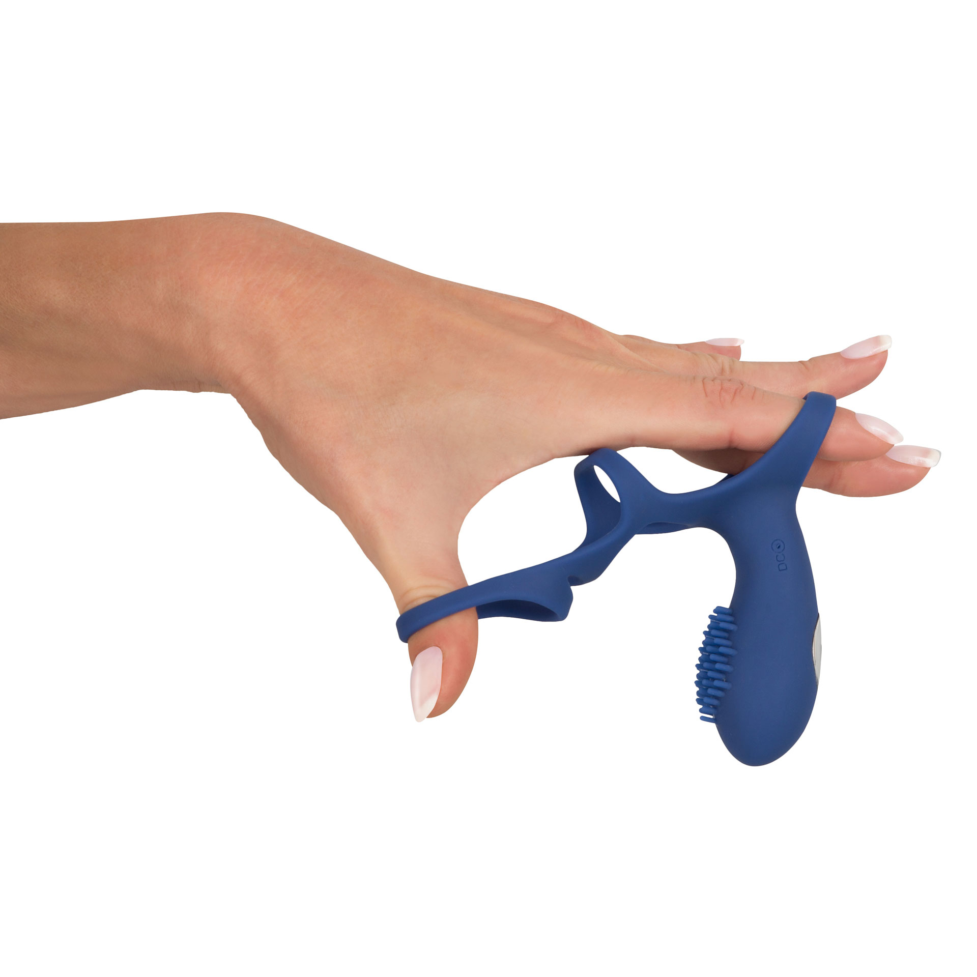 Zwei Finger einer Hand dehnen die Ringe des »Couple’s Sleeve«