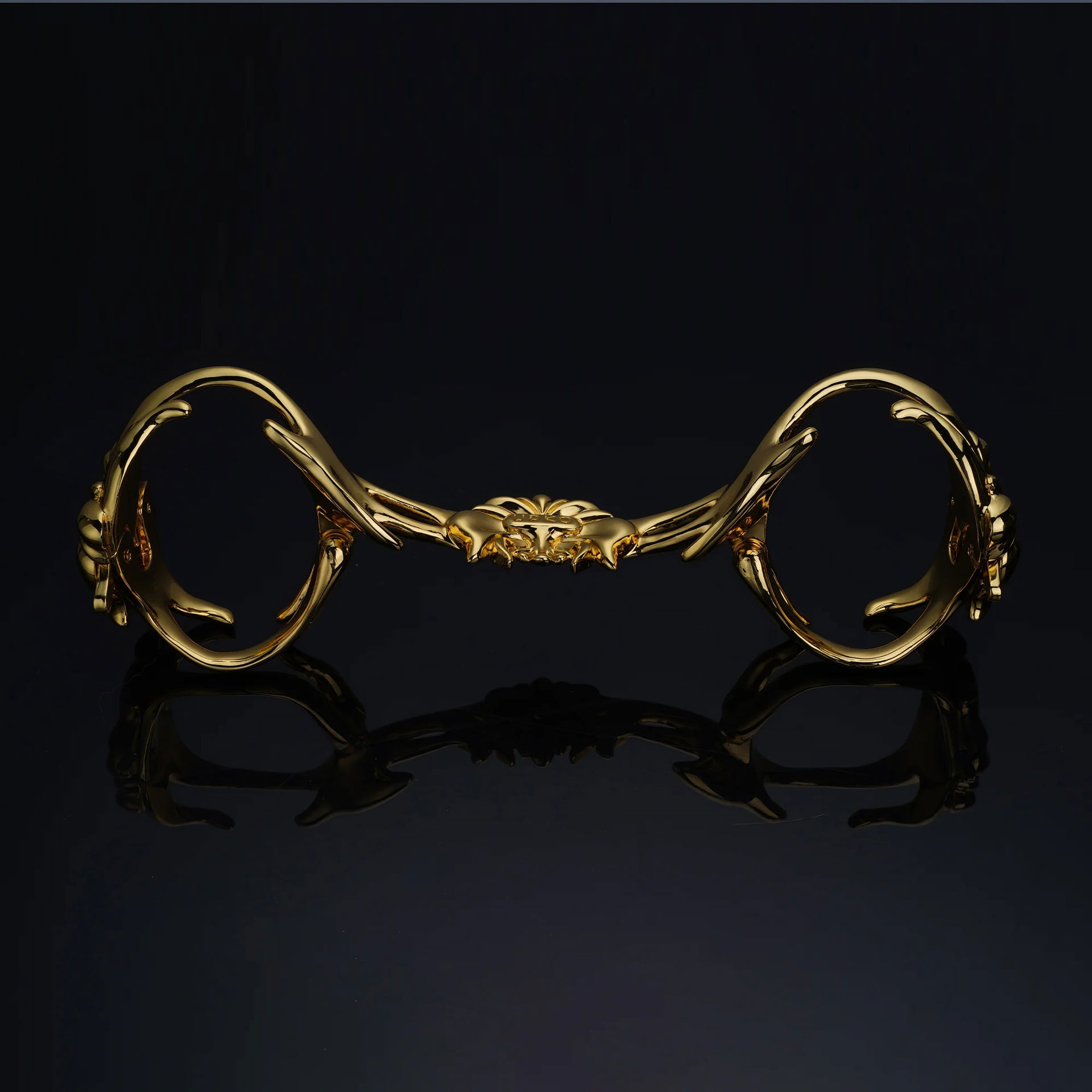 Goldene Handfesseln vor schwarzem Hintergrund