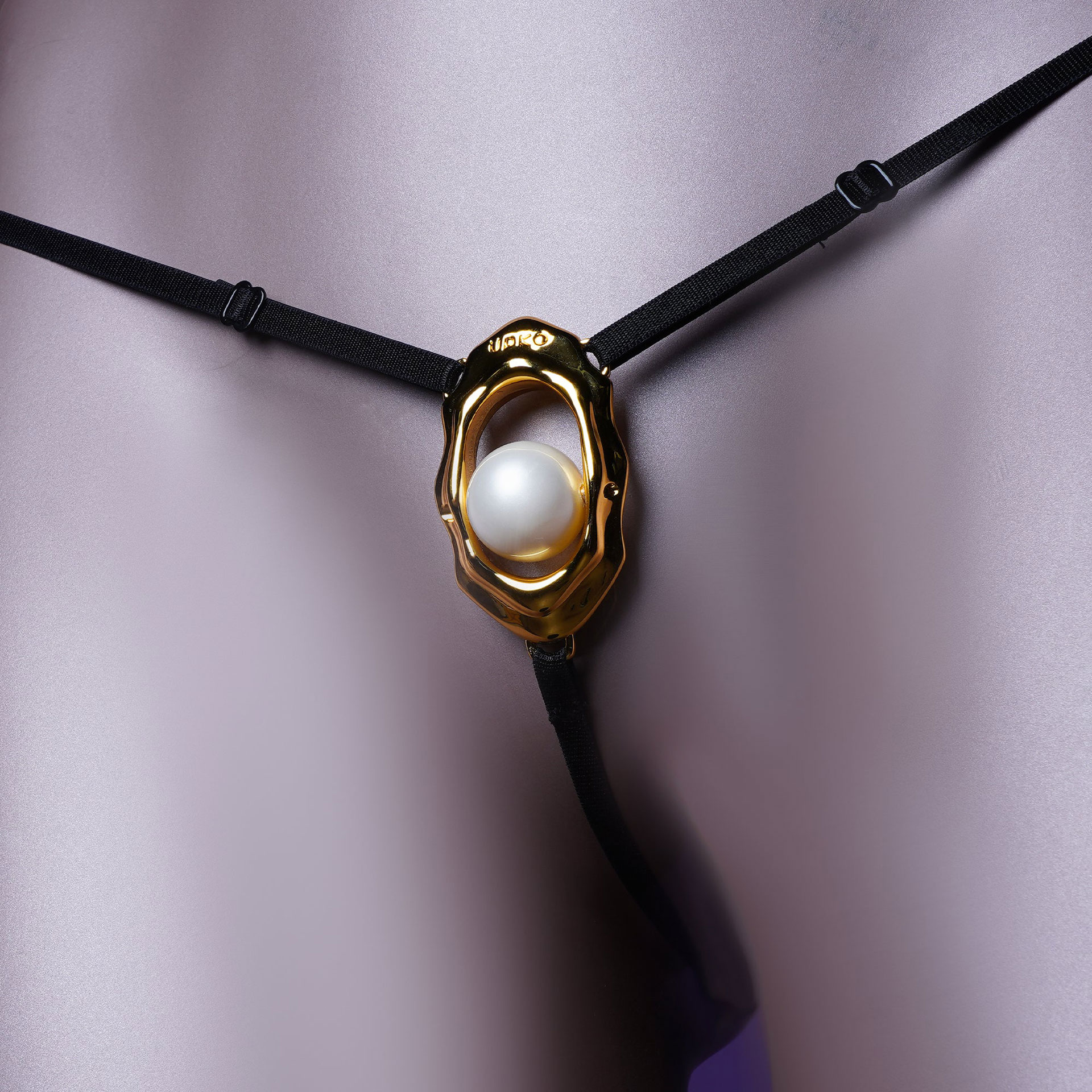 Moist Eyes String - Bild 2 Ein Schmuckelement mit Perle in der Mitte als String einem Torso angezogen