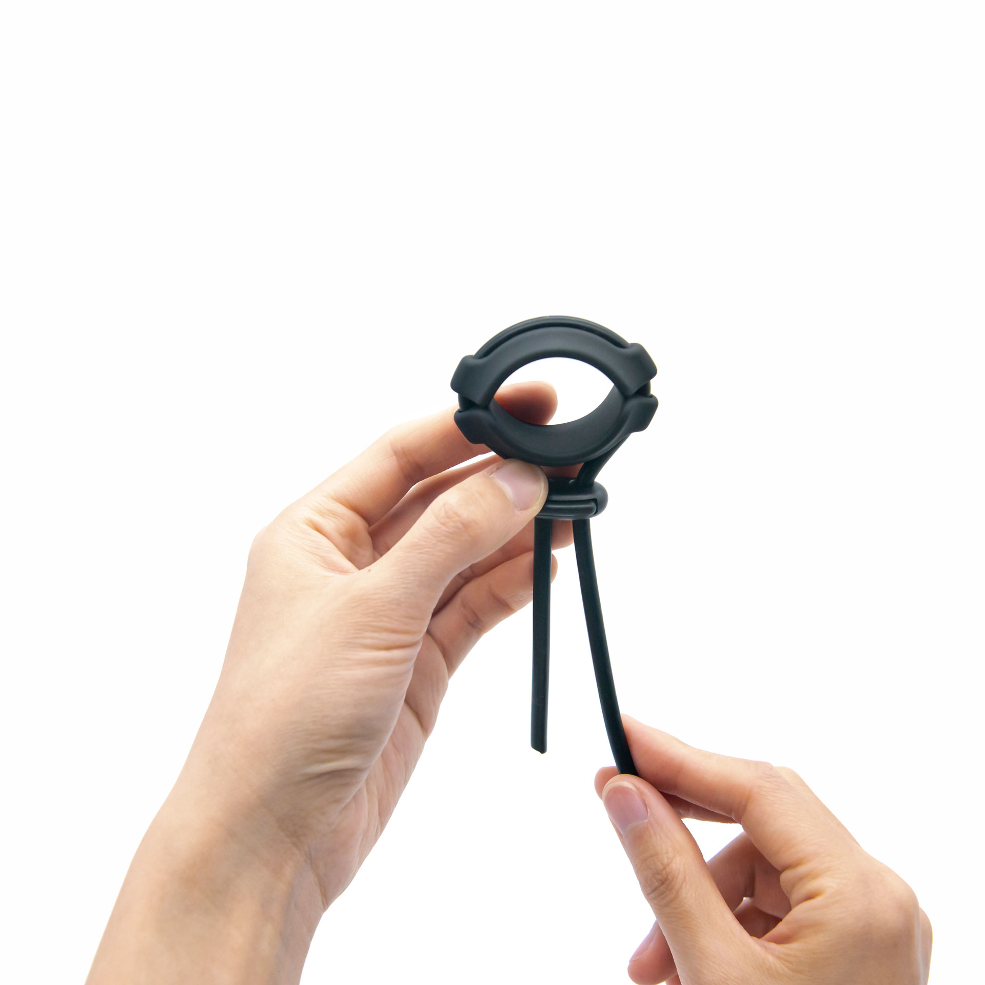 Zwei Hände, die den Penisring »Fit Ring« enger stellen