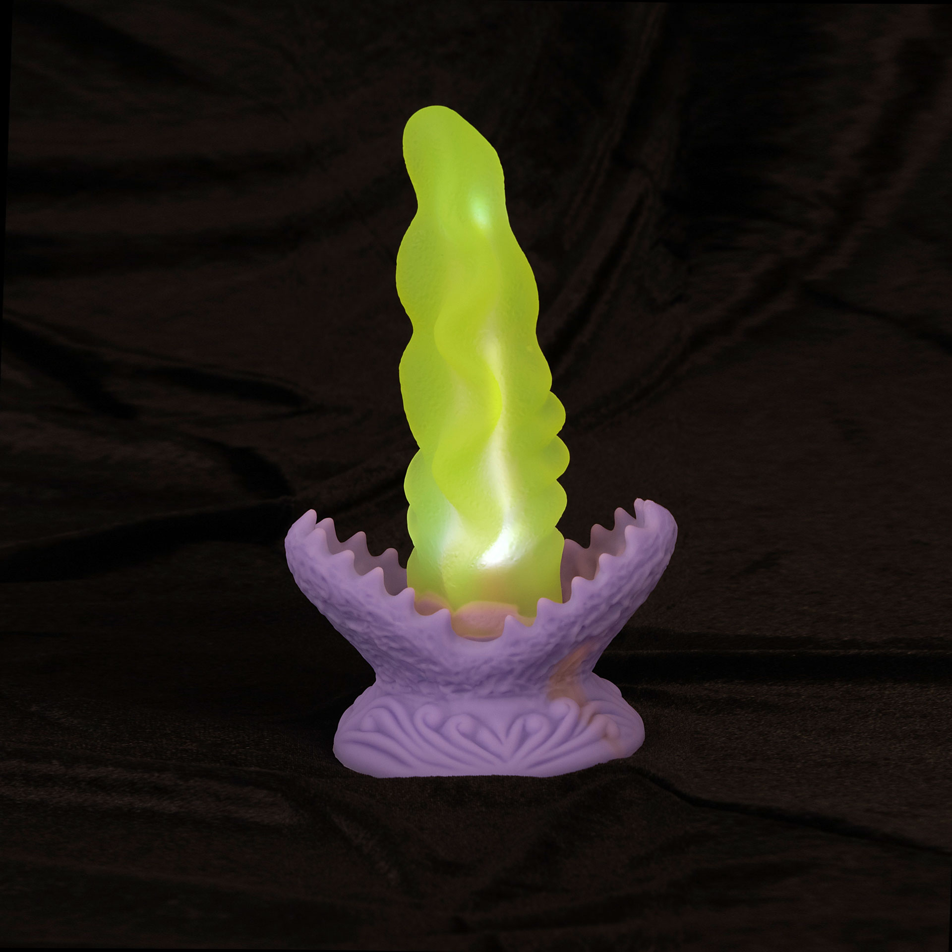 Dildo »Passion Plant« - Bild 4 Der Dildo »Passion Plant« mit eingeschalteter Innenbeleuchtung vor schwarzem Hintergrund