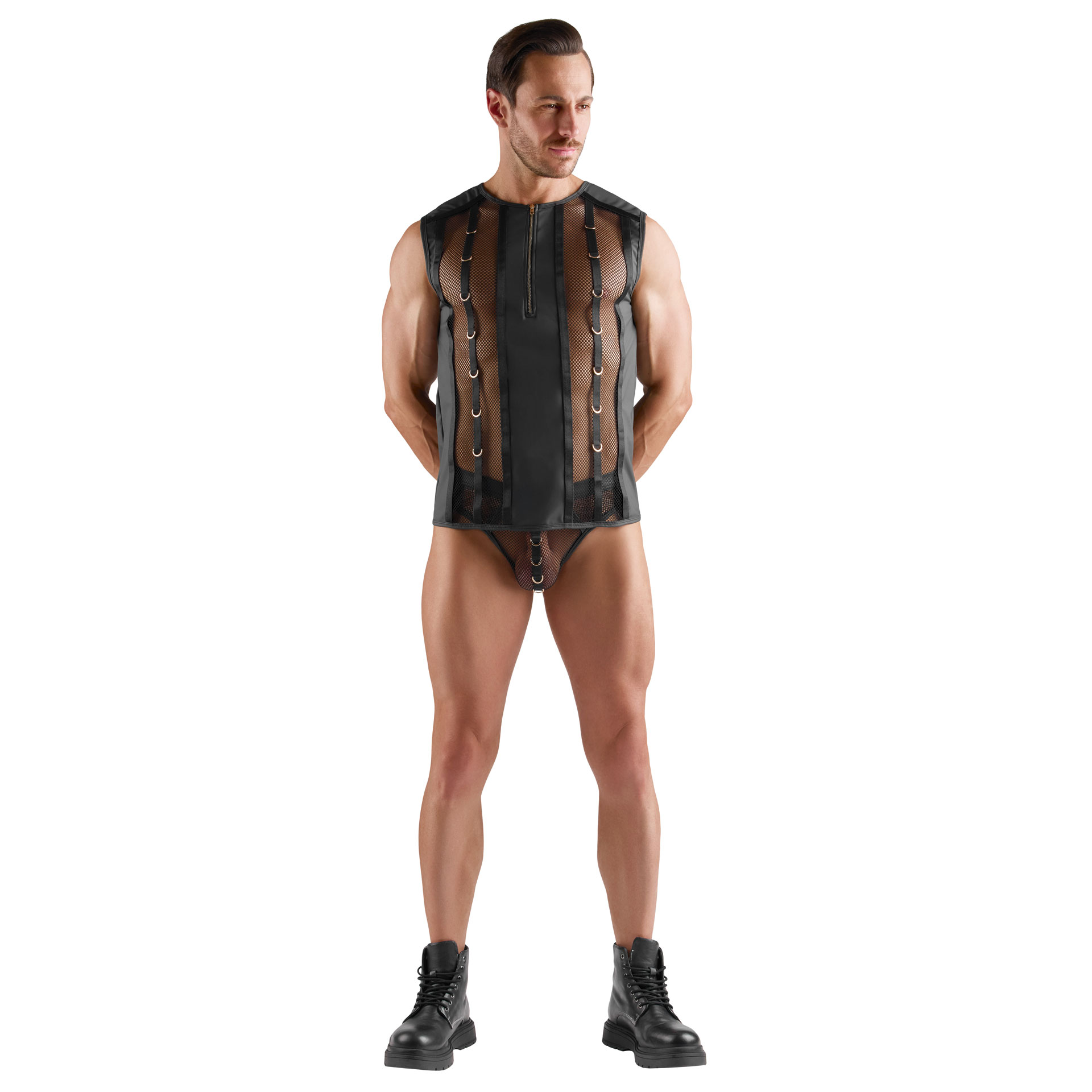 Ein Mann trägt ein schwarzes Shirt, dazu einen passenden Slip und schwarze Stiefel