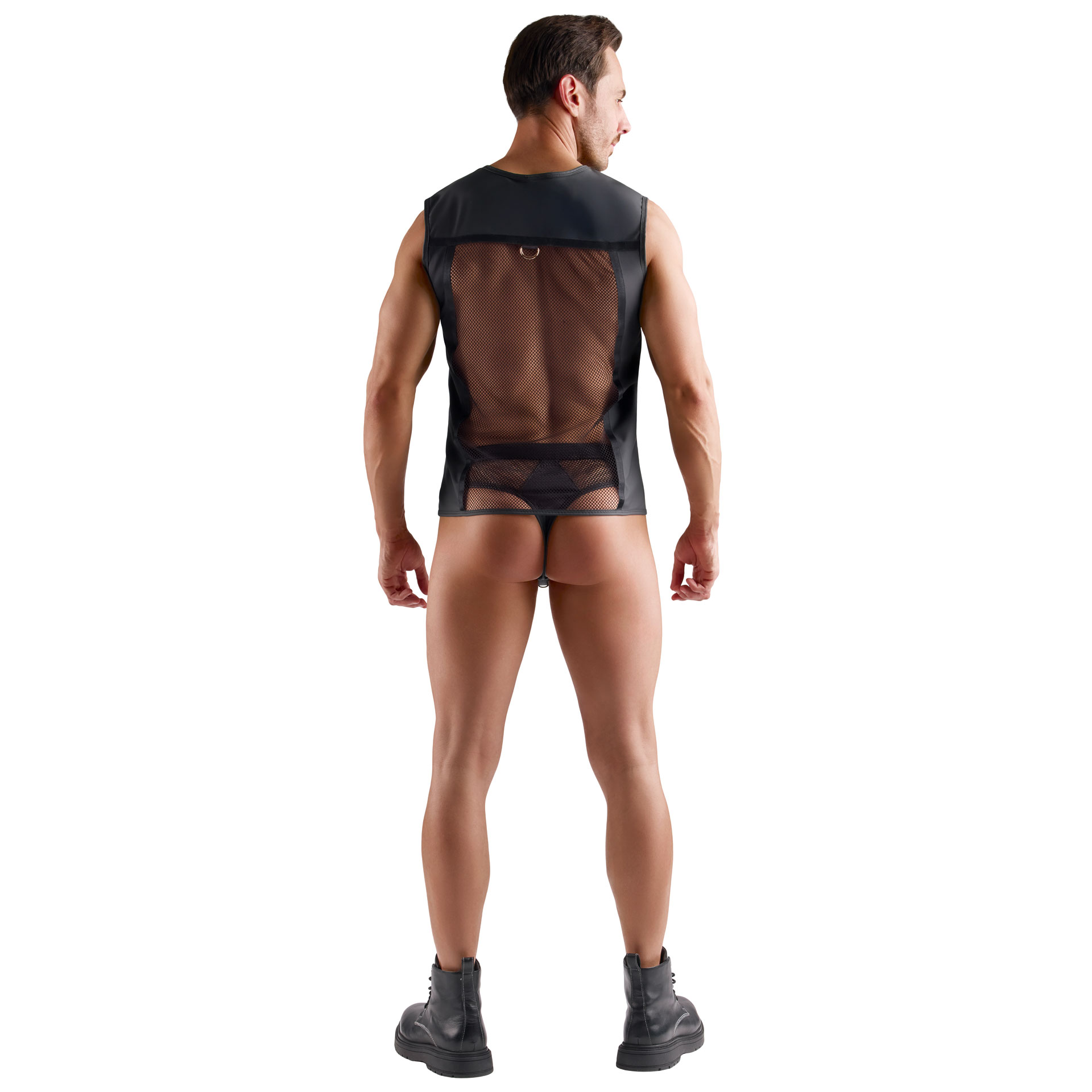 Ein Mann trägt ein schwarzes Shirt, dazu einen passenden Slip und schwarze Stiefel - Rückansicht