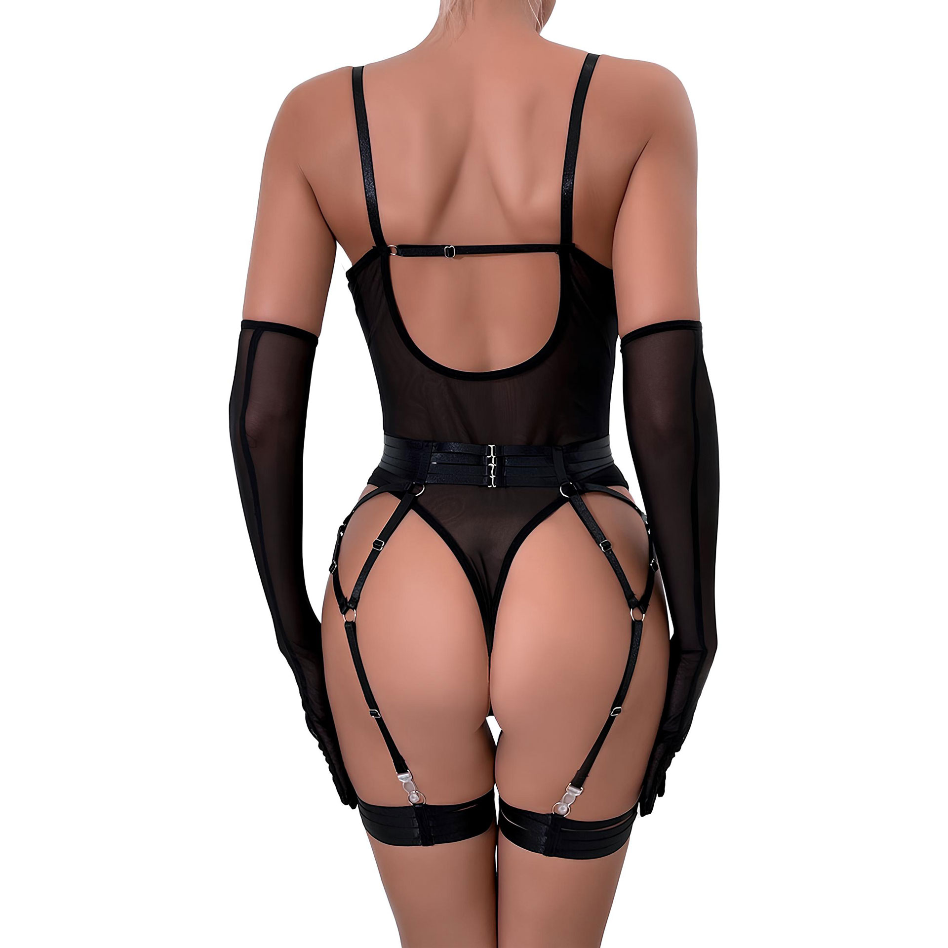 Der Torso einer Frau, die einen schwarzen Body mit Beinharness trägt - Ansicht von hinten